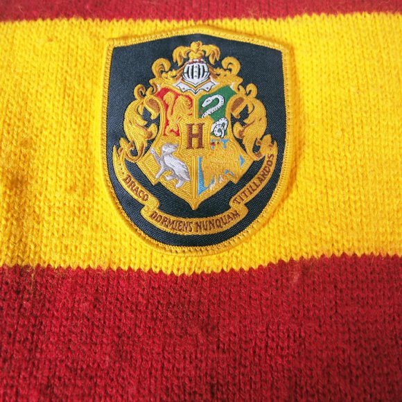 Harry Potter Scarf Gryffindor Knitted with Tassels and Embroidered Patch Unisex - Picture 3 of 5